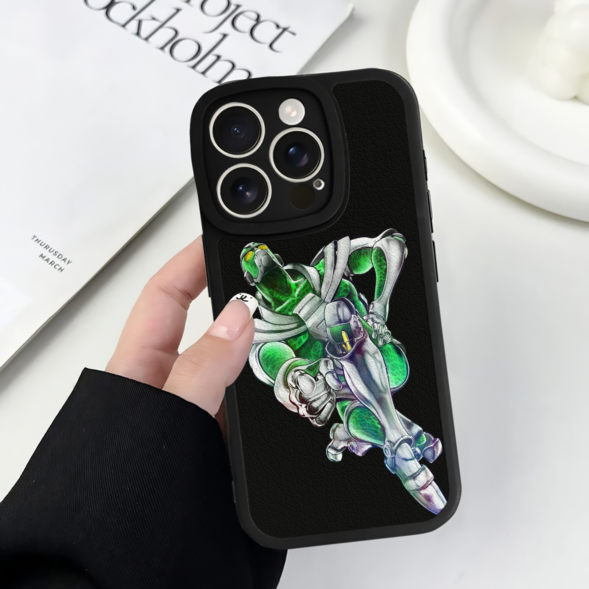 （画像用） ジョジョの奇妙な冒険 花京院 典明（かきょういん のりあき） JoJo's Bizarre Adventure Kakyoin Noriaki 【iPhone 16シリーズ対応】シリコンスマホケース（レザー調） 材質：シリコン